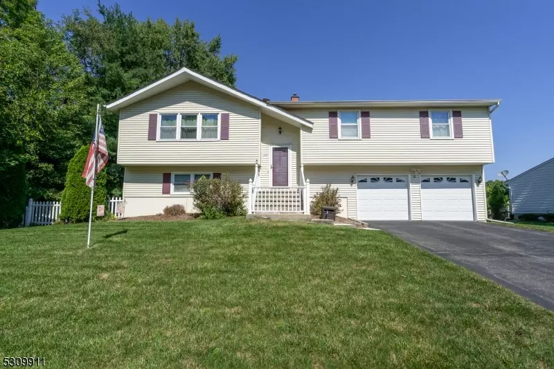 131 Stonehenge Dr, Lopatcong Twp., NJ 08865