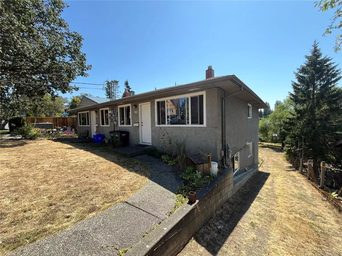 Saanich, BC V8X 3A3,913 Falmouth Rd