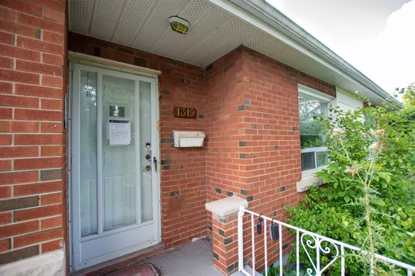 Oakville, ON L6L 1Z3,1319 Rebecca ST