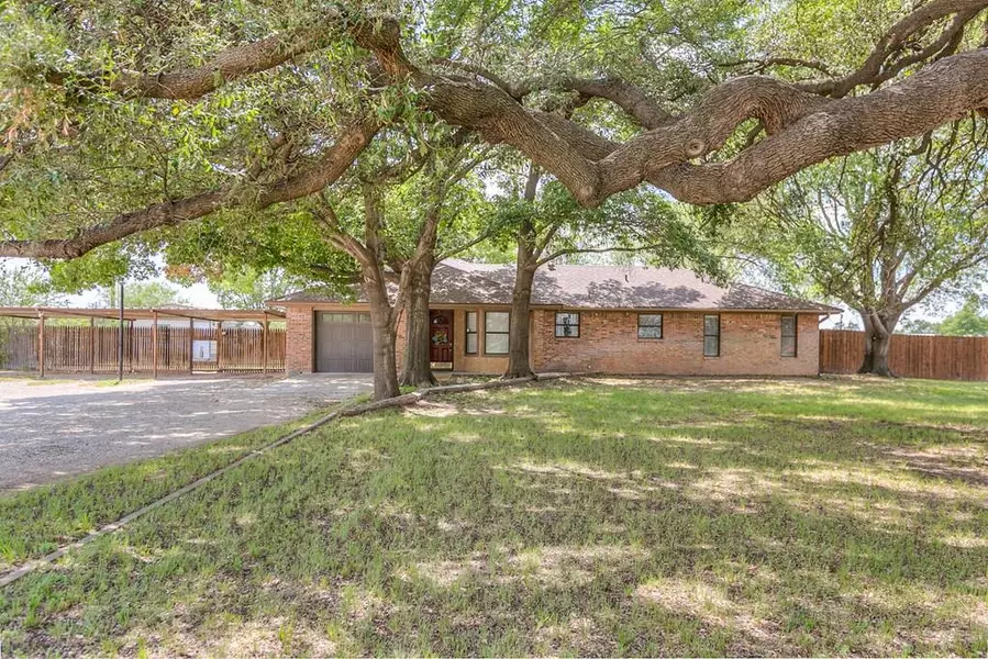 1305 N Broadway St, Mertzon, TX 76941