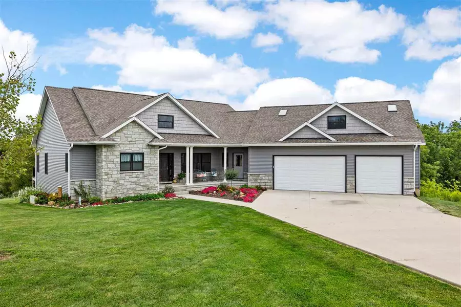 1022 Ridge View Dr, Tipton, IA 52772