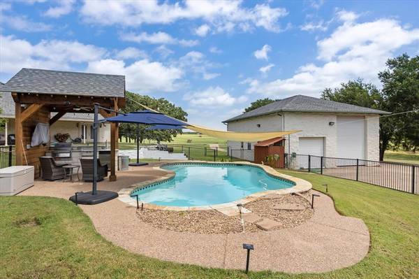 2611 Wills Way Drive, Granbury, TX 76049