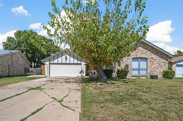 646 Lynne Drive,  Grand Prairie,  TX 75052