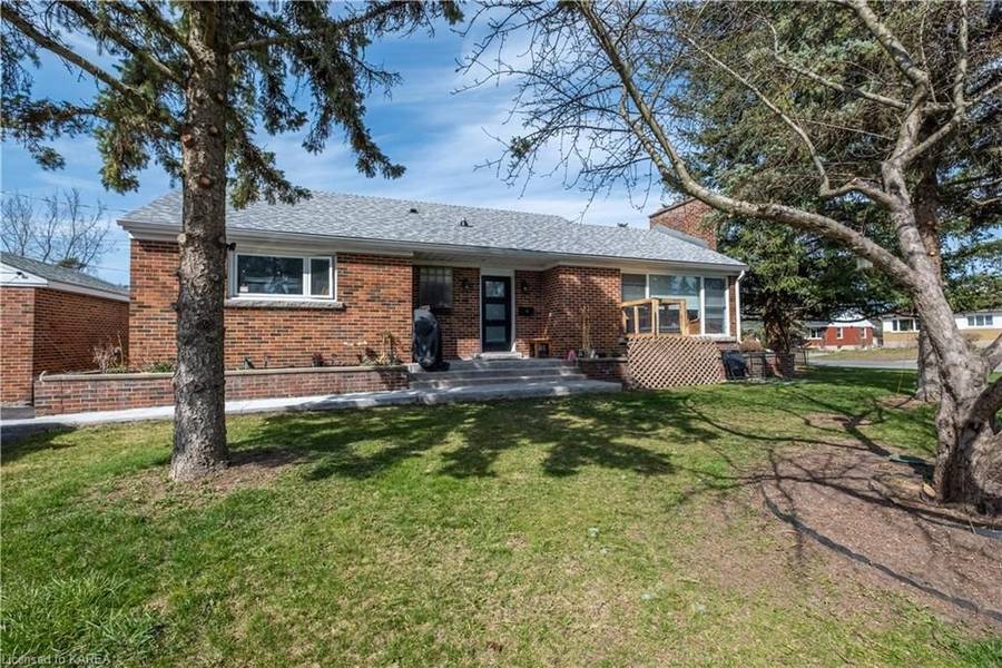 9 ELIZABETH AVE, Kingston, ON K7M 3G9