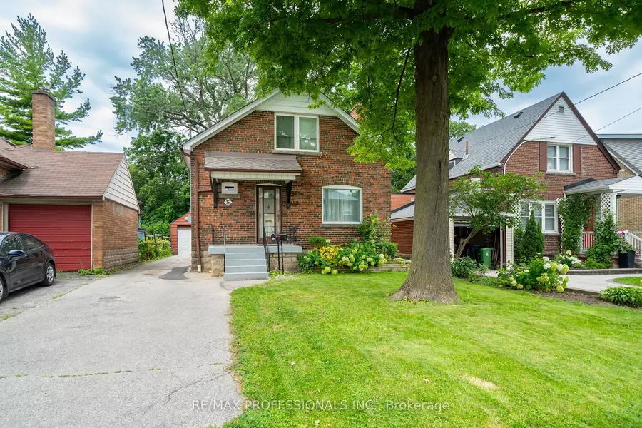 16 Landour AVE #Lower, Toronto W03, ON M6M 4J4