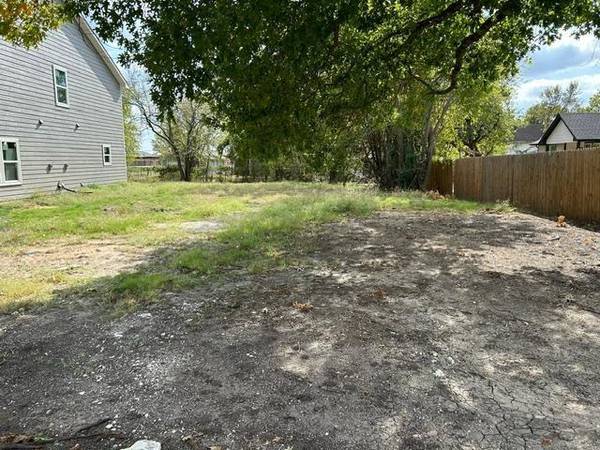 406 BONHAM Street E, Tom Bean, TX 75491