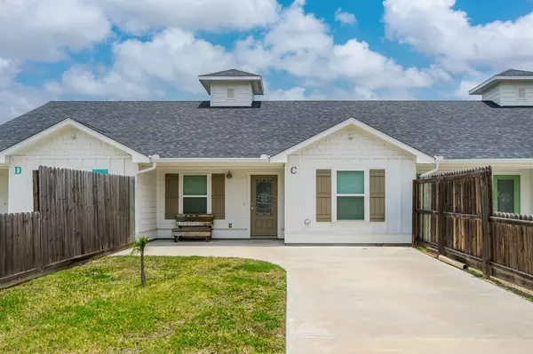 809 Palmetto Ave Unit C, Rockport, TX 78382