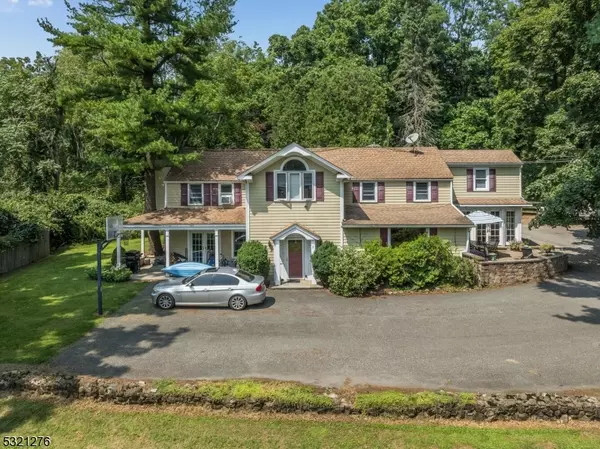 2 Dove Hollow Lane, Bethlehem Twp., NJ 08827