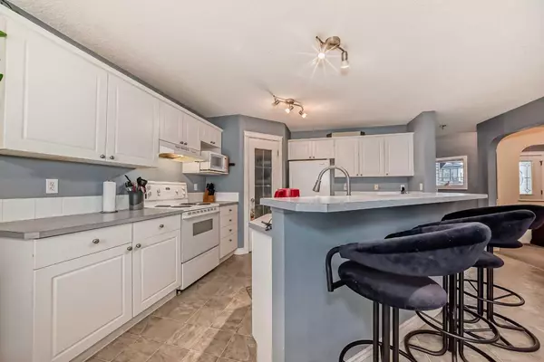 Chestermere, AB T1X 1L1,112 Oakmere PL