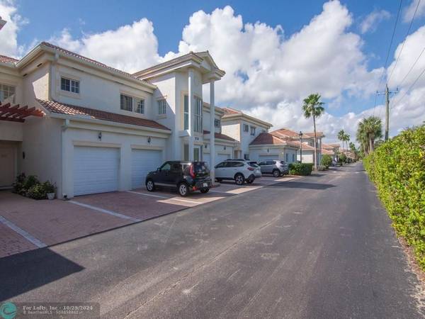 520 7th Sq  #202, Vero Beach, FL 32962