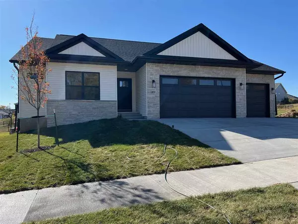 808 Prairie View Drive, West Branch, IA 52358