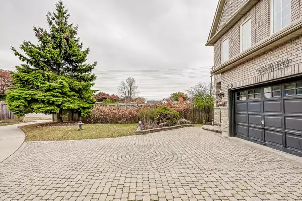 Pickering, ON L1X 2W8,2002 Bloomfield CT