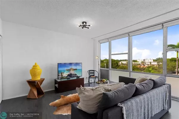 Miami Beach, FL 33141,900 Bay Dr  #313