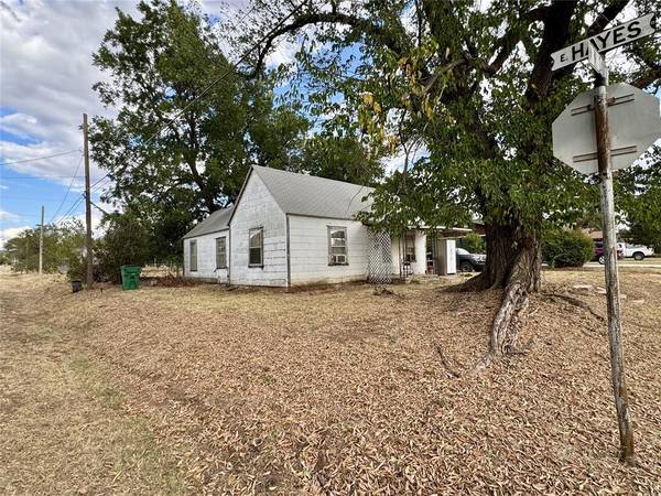 330 N Dakota Avenue, Mangum, OK 73554