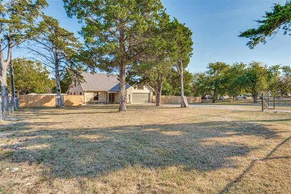 913 E Wintergreen Road, Cedar Hill, TX 75104