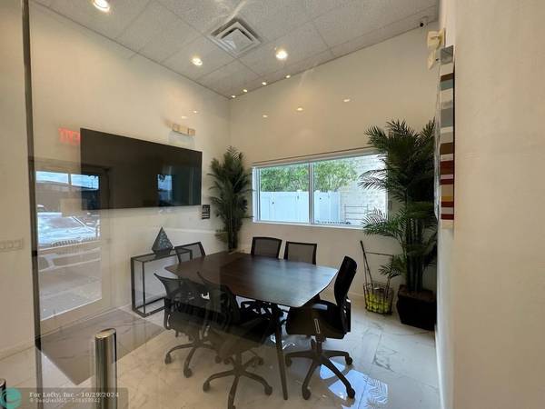 423 NW 10th Ter, Hallandale Beach, FL 33009