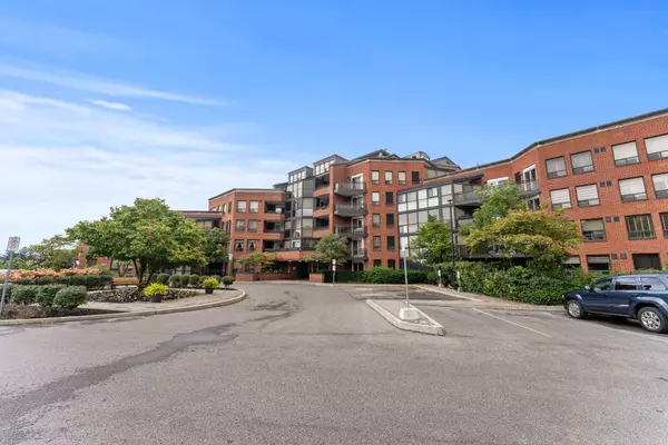 100 Arbors LN #319, Vaughan, ON L4L 7G4