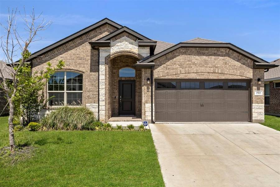 717 Indian Hawthorn Drive, Glenn Heights, TX 75154