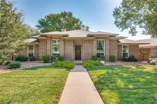 2608 Glenoaks Street, Bedford, TX 76021