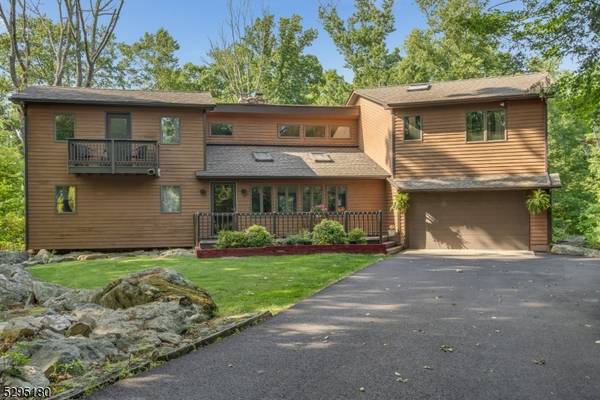 12 Symonds Ln, Lebanon Twp., NJ 08826