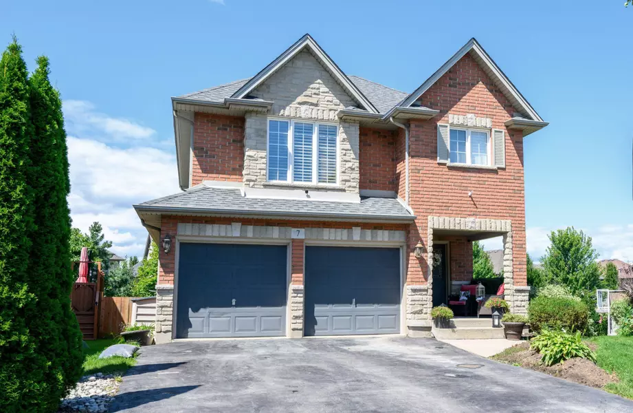 7 PEMBROKE CIR, Grimsby, ON L3M 5N5