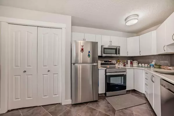 Calgary, AB T2Y 5B8,2371 Eversyde AVE SW #2318