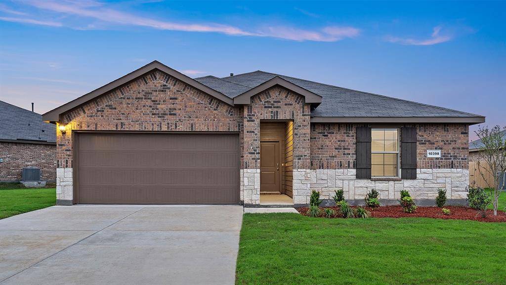 752 CEDARBROOK Drive, Fort Worth, TX 76131