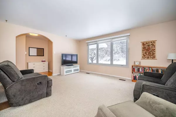 Deep River, ON K0J 1P0,17 KELVIN CRES