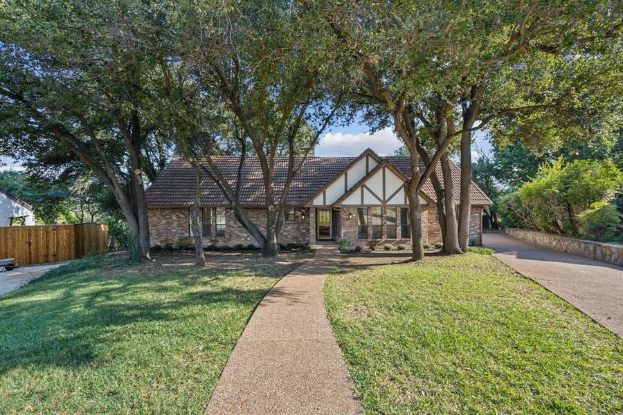 500 La Vida Court, Irving, TX 75062