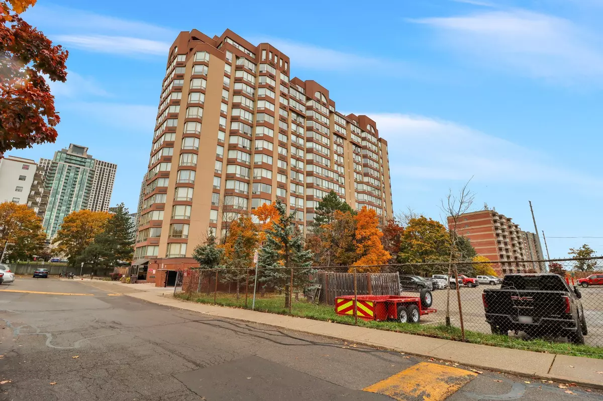 Mississauga, ON L5B 3Y8,25 Fairview ST W #LPH8