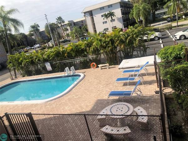 Deerfield Beach, FL 33064,3930 Crystal Lake Dr  #208