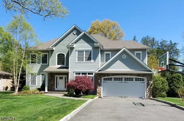 4 Townsend Dr, Florham Park Boro, NJ 07932