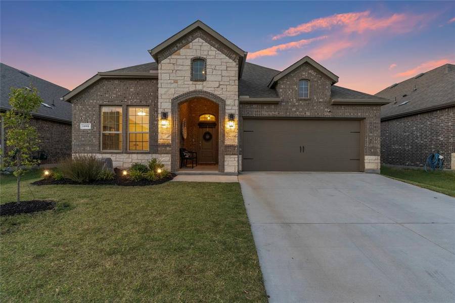 11001 Klondike Lane, Aubrey, TX 76227