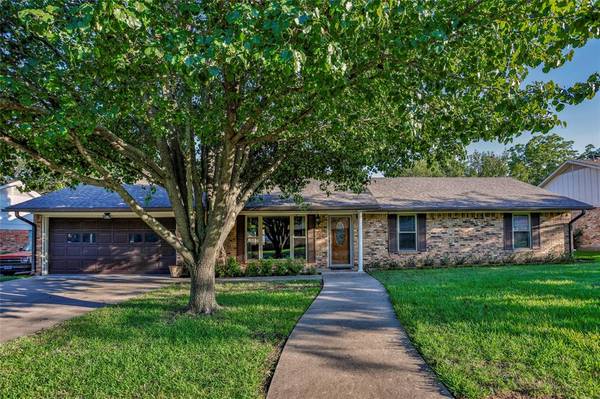 2002 Brentwood Street, Gainesville, TX 76240