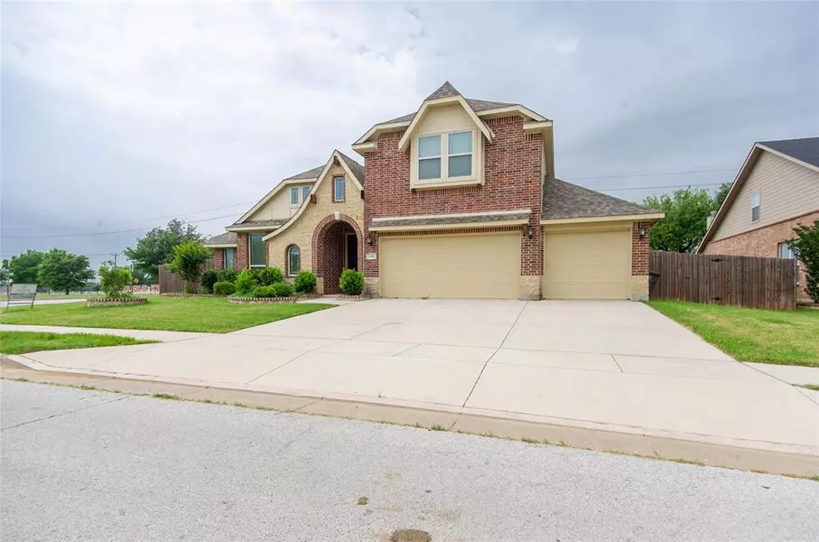 10401 Rising Knoll Lane, Fort Worth, TX 76131