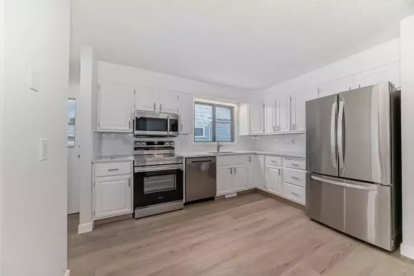 Calgary, AB T2W 4S2,52 Woodfern Rise SW