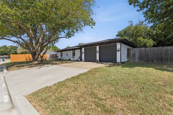 431 Gardens Boulevard, Burleson, TX 76028