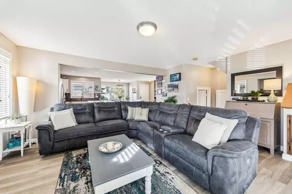 Calgary, AB T2Z 4Y4,246 Prestwick Close SE