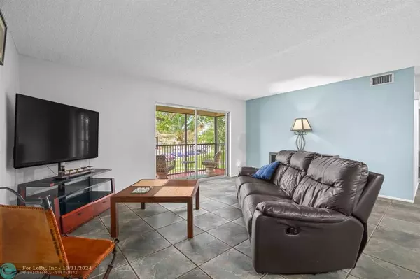 Oakland Park, FL 33309,3083 N Oakland Forest Dr  #206