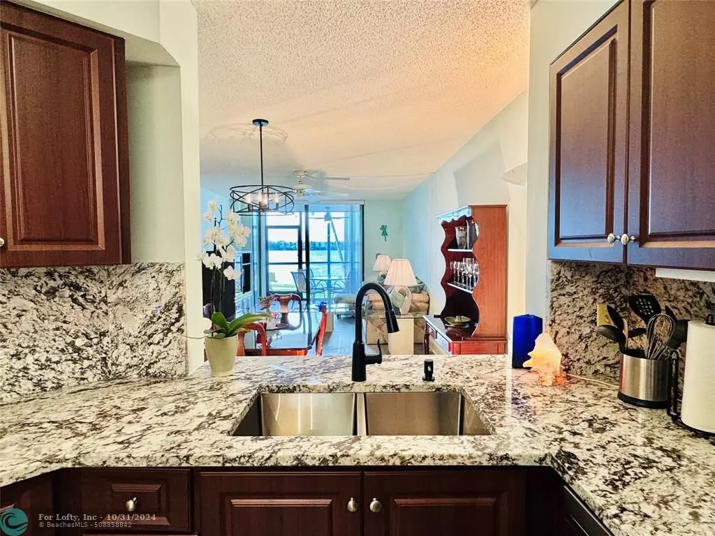 Oakland Park, FL 33309,118 Lake Emerald  #105