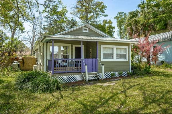 106 9th St, Apalachicola, FL 32320