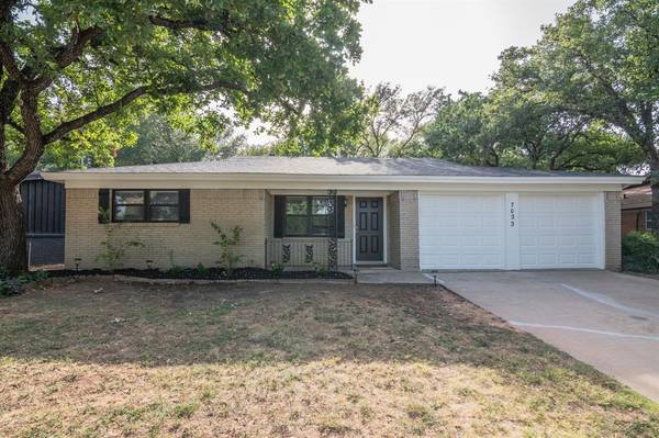 7033 Crabtree Lane,  North Richland Hills,  TX 76182