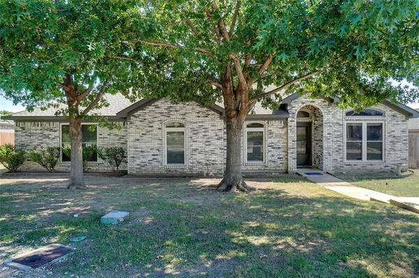 423 Fall Cedar Drive, Fort Worth, TX 76108