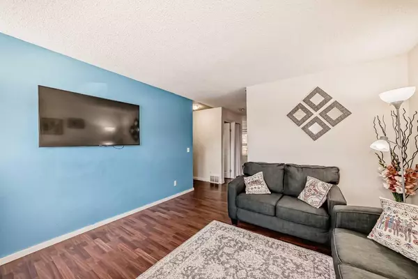 Calgary, AB T1Y 4S4,4360 58 ST NE #19