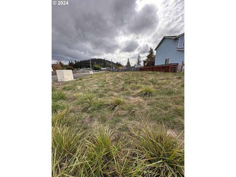 11 S 10TH ST, Creswell, OR 97426