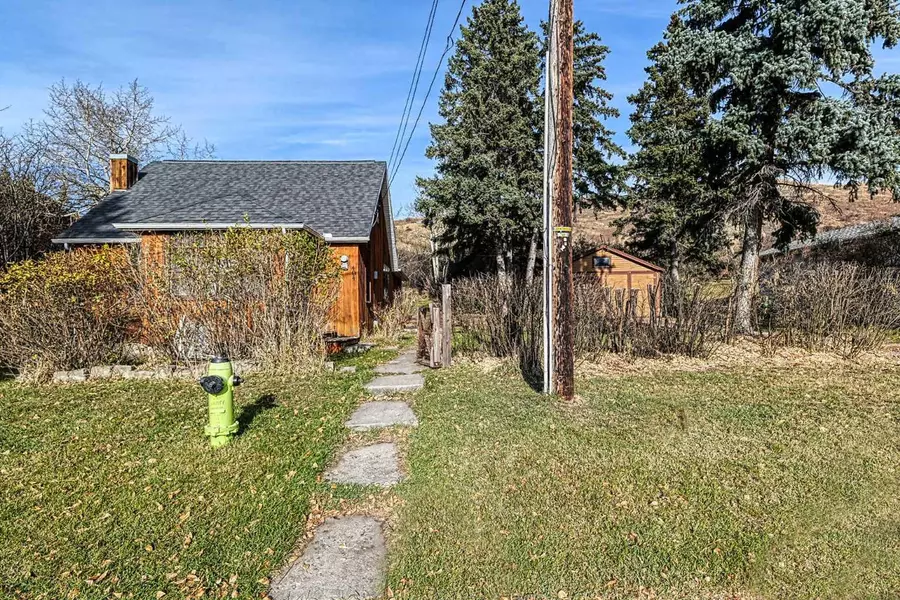 404 Third ST W, Cochrane, AB T4C 1Z6