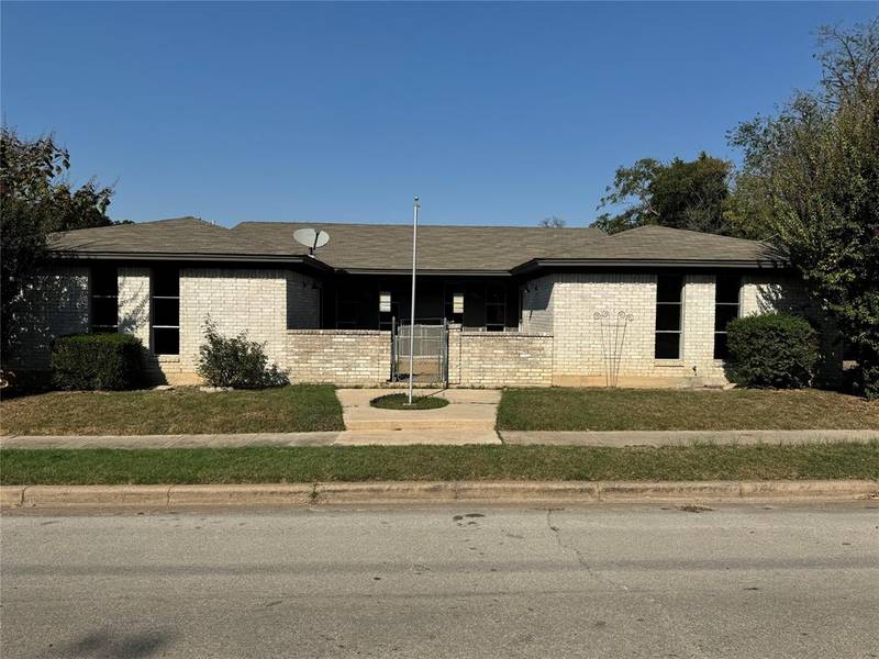 1000 Roky Court, Fort Worth, TX 76114