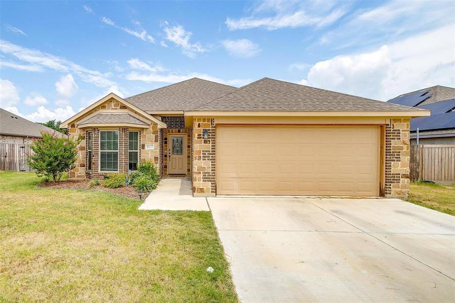 917 E 5th Street, Springtown, TX 76082