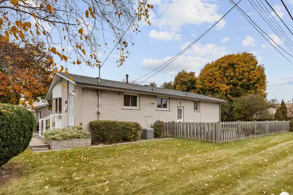 Pickering, ON L1W 2M1,930 Marinet CRES