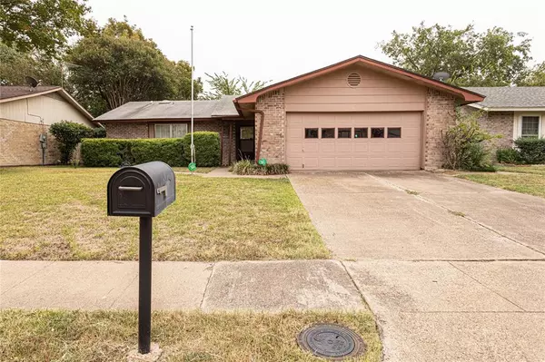 517 Lynne Drive, Grand Prairie, TX 75052